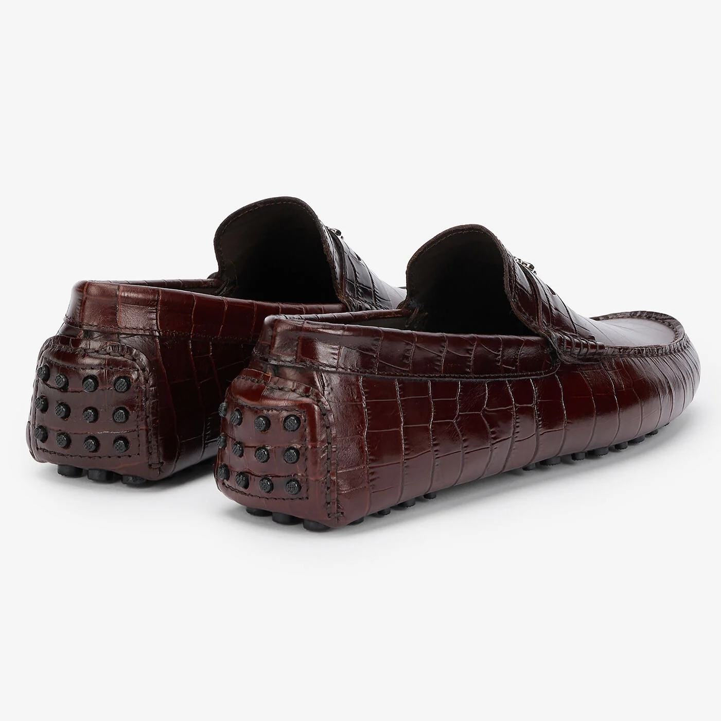 Mocassini eleganti in pelle con finitura in stampa coccodrillo, vista posteriore, design raffinato.
