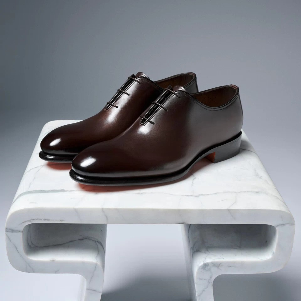 scarpe stringate di lusso marroni 1150S1N00T100 in pelle pregiata su un tavolo di marmo