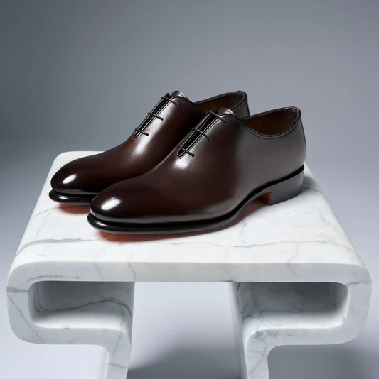 scarpe stringate di lusso marroni 1150S1N00T100 in pelle pregiata su un tavolo di marmo