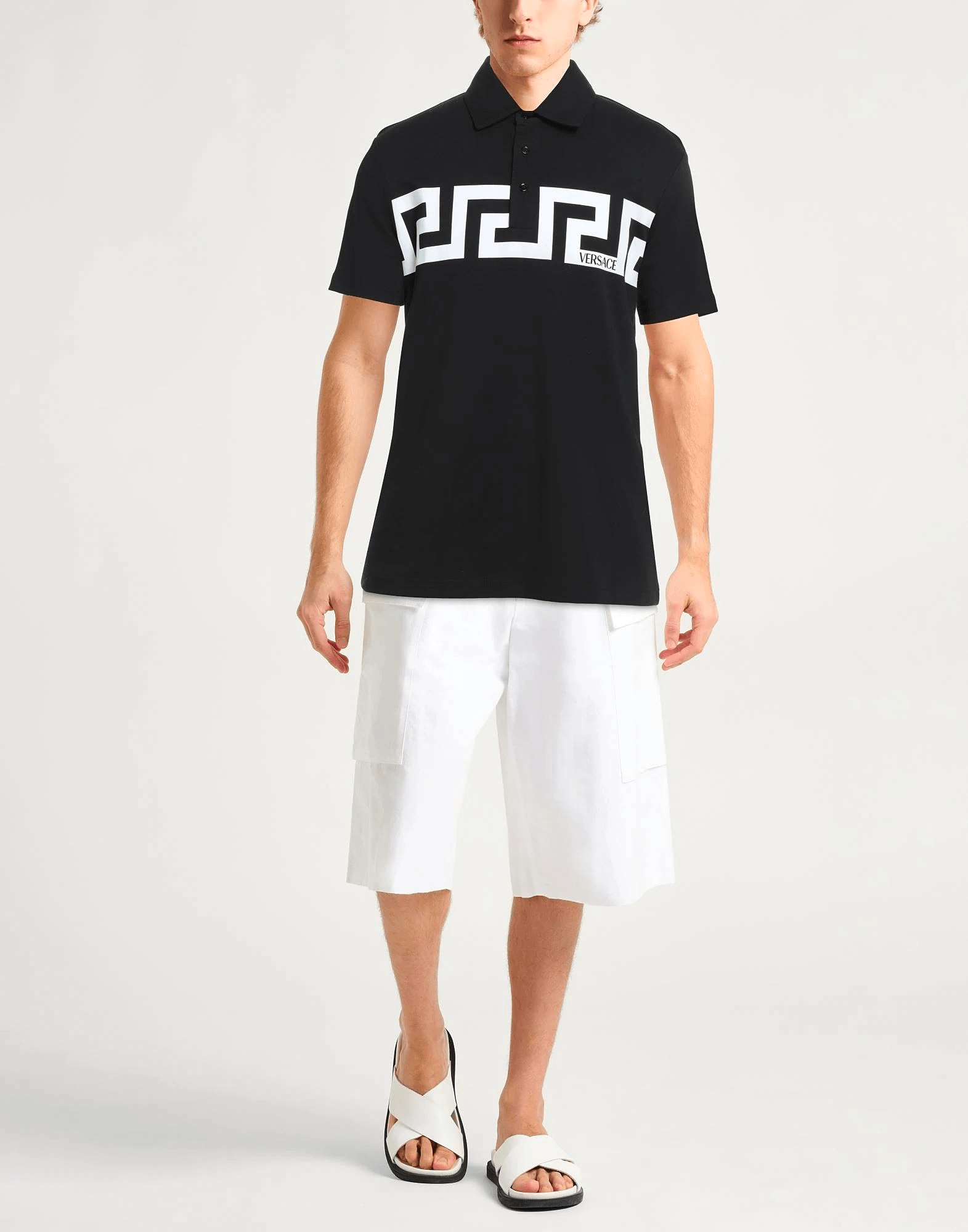 Versace T-shirt Jersey Nero 120Y10X03X100 con stampa logo su un design elegante in jersey nero.