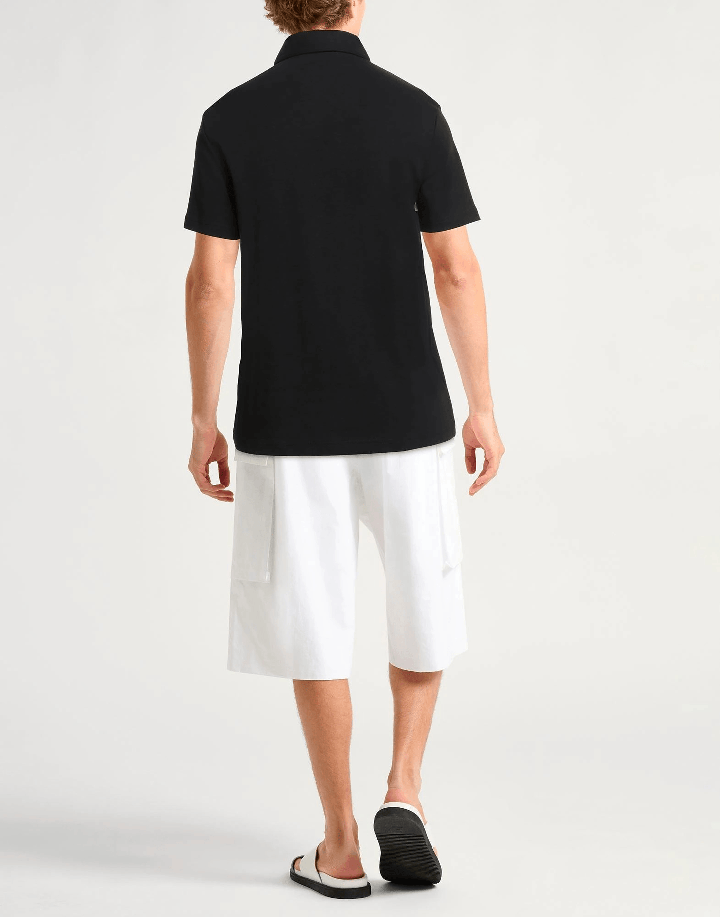 Versace T-shirt Jersey Nero 120Y10X03X100 con stampa logo su un design elegante in jersey nero.