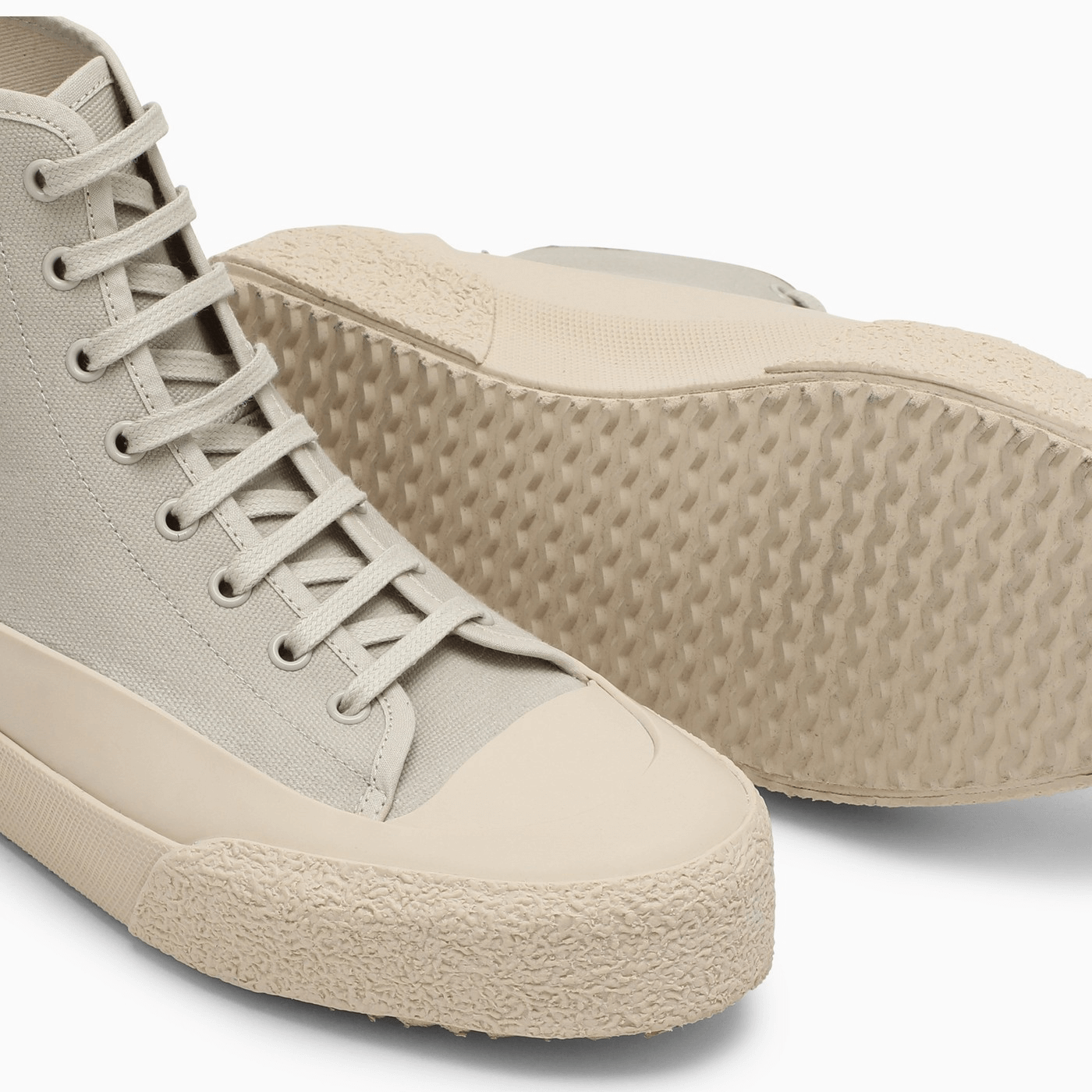 sneaker alta Studio Nicholson in canvas tortora con suola in gomma e chiusura con stringhe.