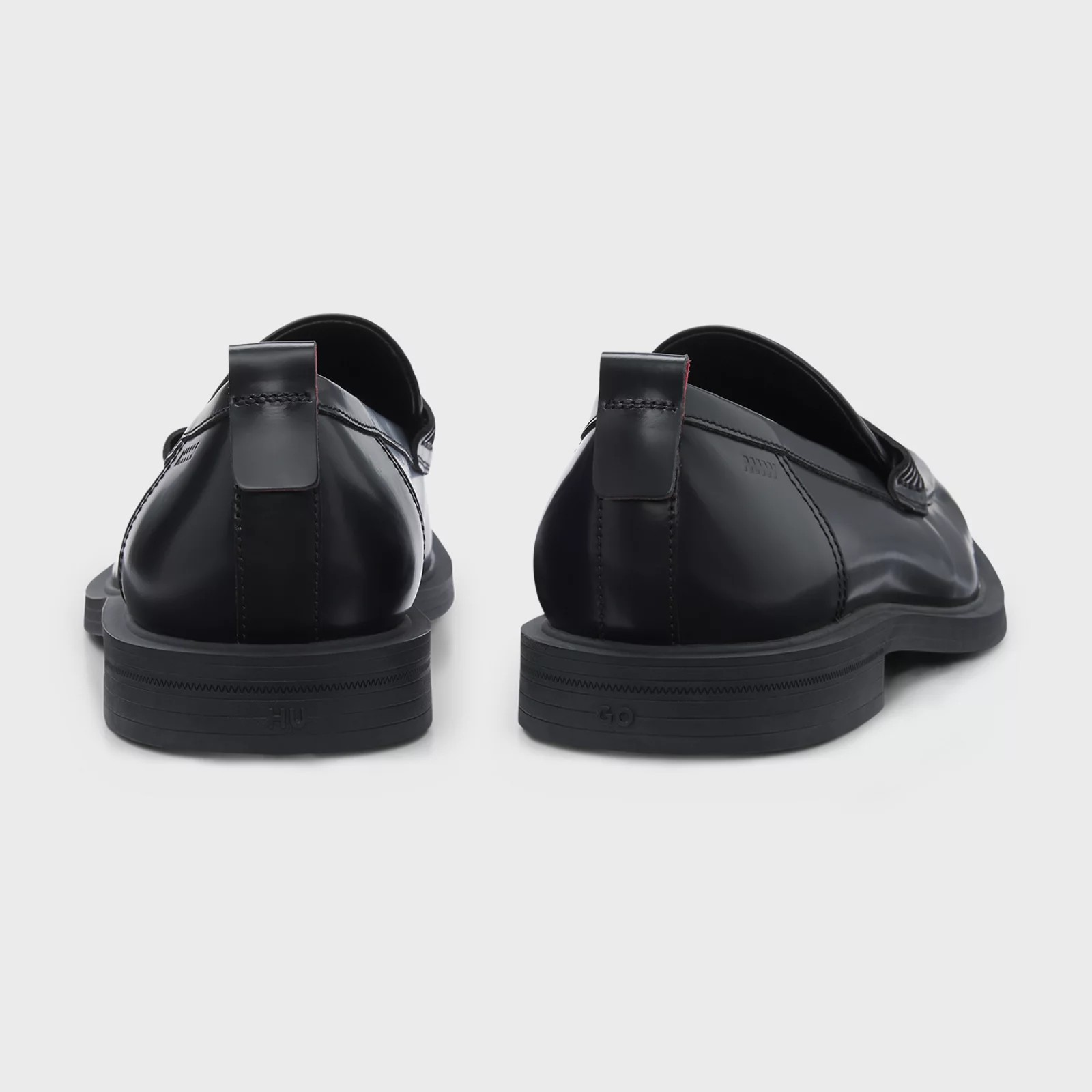 Dettaglio posteriore dei BOSS Mocassini Neri Pelle Made in Italy, evidenziando la qualità e il design raffinato.