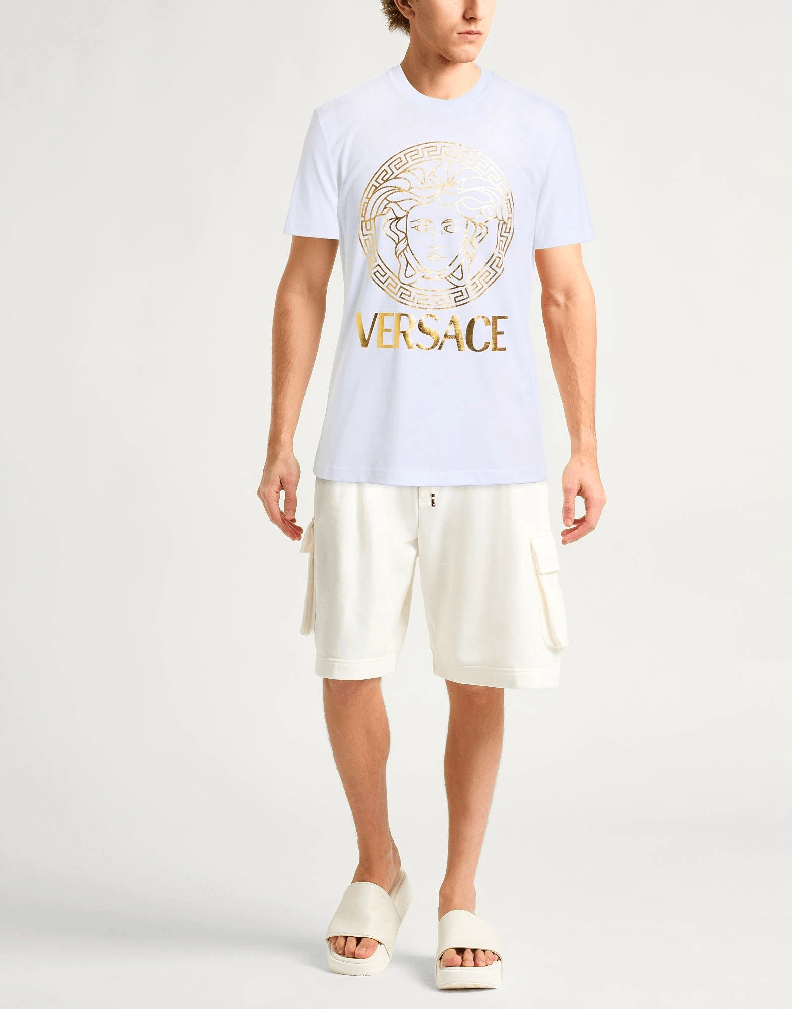 Versace T-Shirt Jersey Metallizzato Bianco 210Y10X02X100 con logo dorato e design iconico su sfondo bianco.