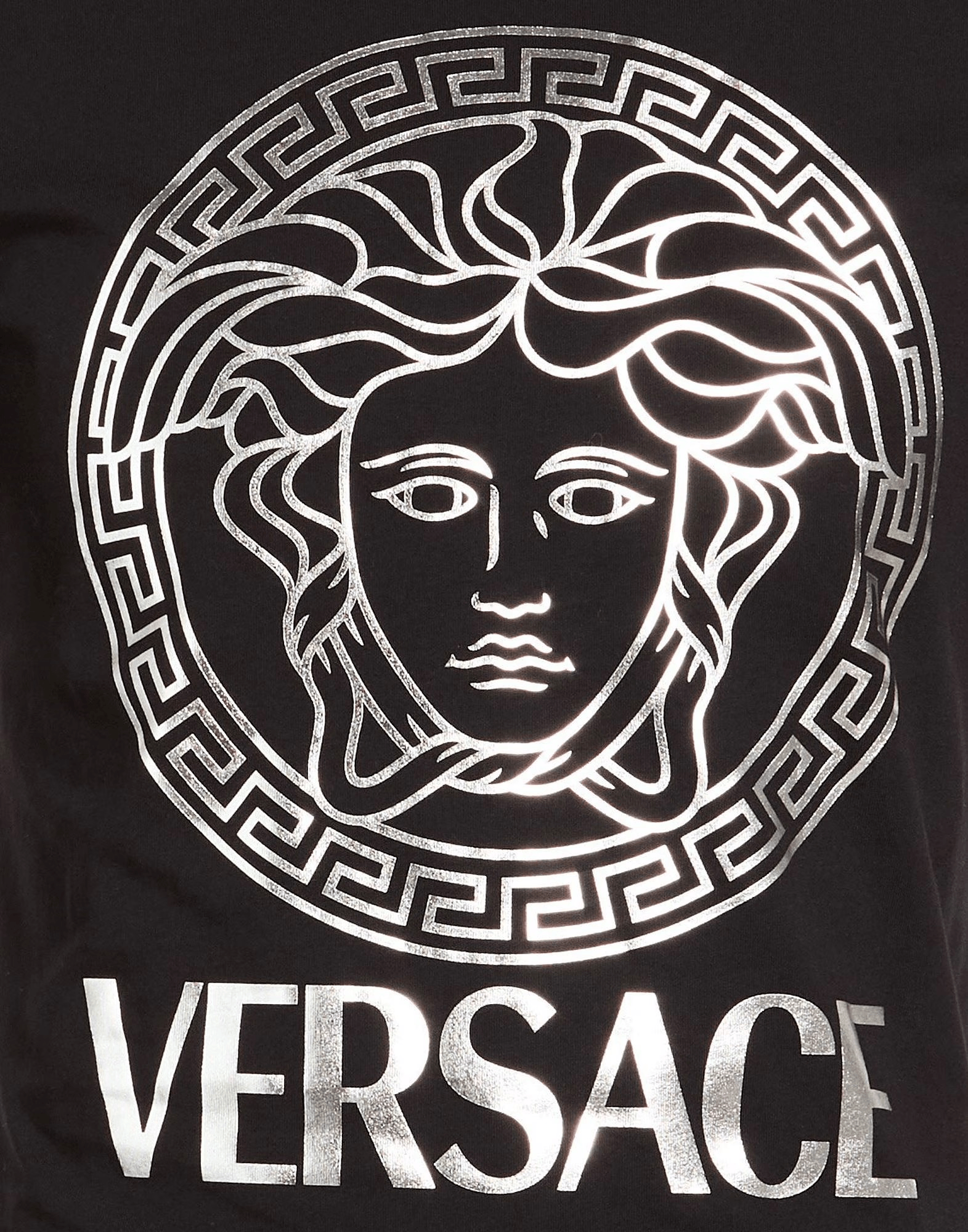 Versace T-Shirt Jersey Nero 210Y10X02X100 con logo metallizzato in nero, taglio contemporaneo e design audace.
