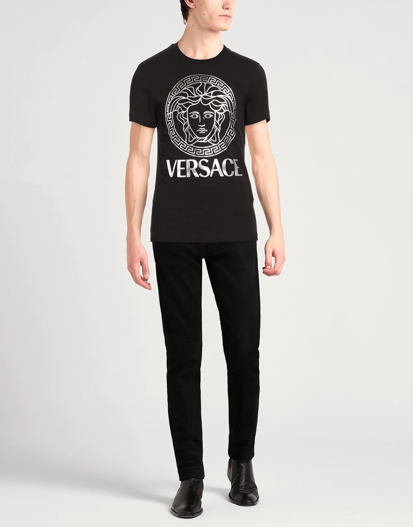 Versace T-Shirt Jersey Nero 210Y10X02X100 con logo metallizzato in nero, taglio contemporaneo e design audace.