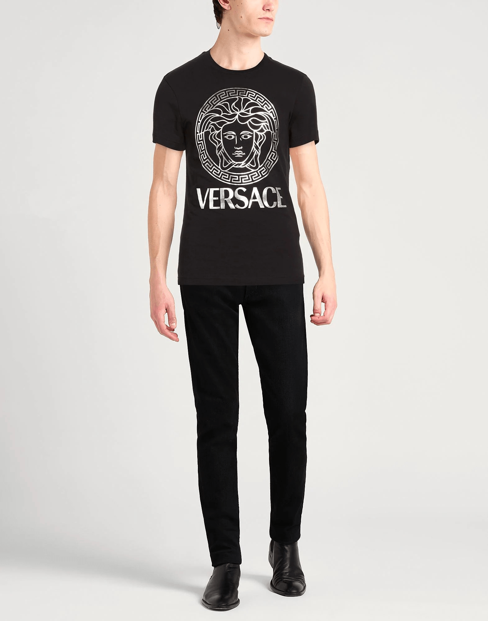 Versace T-Shirt Jersey Nero 210Y10X02X100 con logo metallizzato in nero, taglio contemporaneo e design audace.