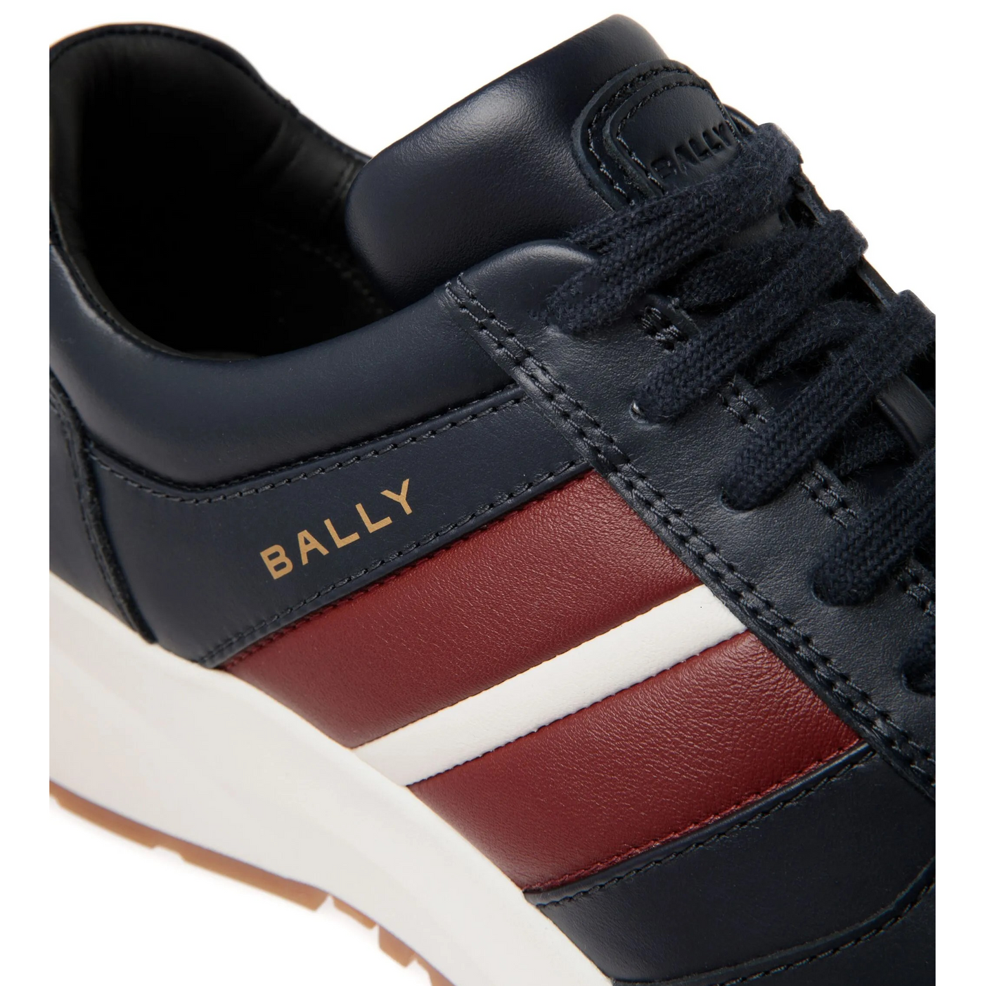 BALLY Sneakers Moda in Pelle di Vitello Made in Italy, sneaker in pelle nera con strisce bordeaux e suola bianca.