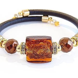 collana perle di Murano 110M60Z03N200 con perle in vetro ambra e nero con foglia in oro 24kt, Made in Italy