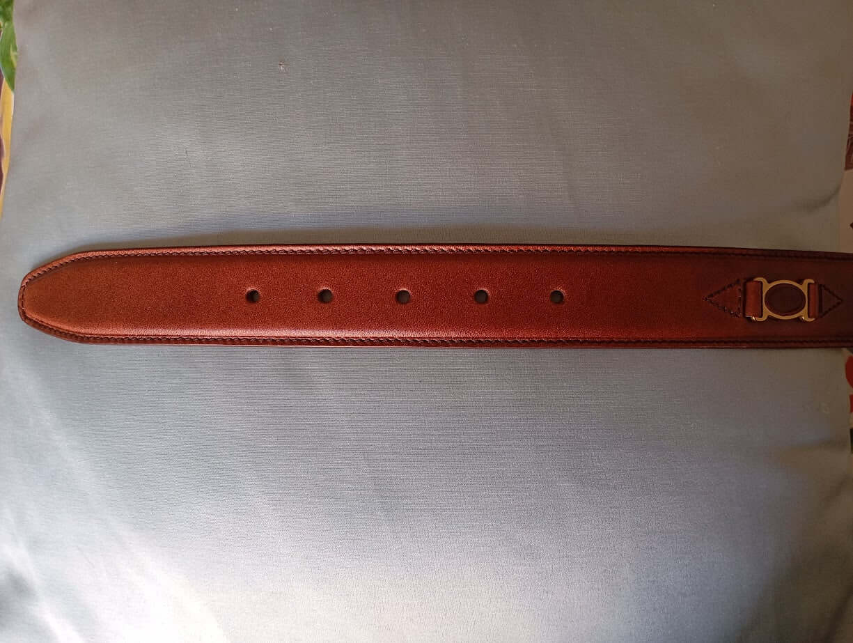 Cintura in vitello eleganza italiana, cintura accorciabile con fibbia dorata, lunghezza regolabile, altezza 3,5 cm.