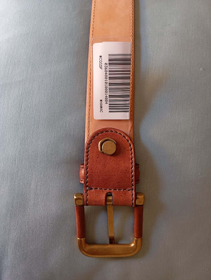 cintura in vitello eleganza italiana con fibbia dorata e lunghezza regolabile, vista della fibbia