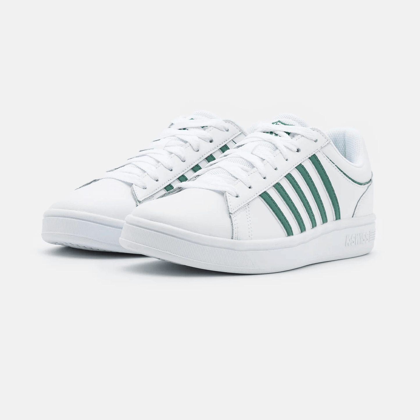 sneakers bianco verde in pelle con strisce verdi, modello sportivo, su sfondo bianco.