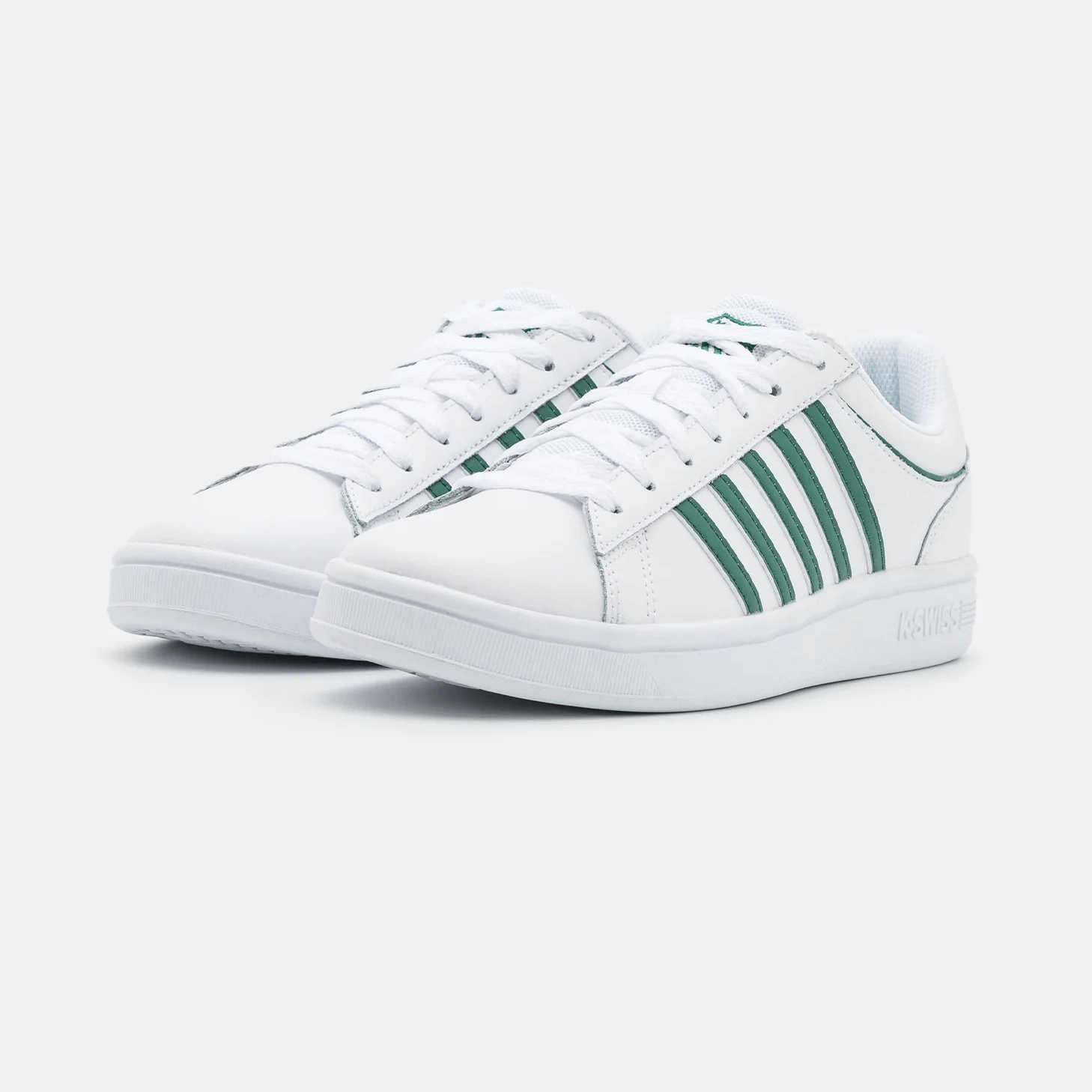 sneakers bianco verde in pelle con strisce verdi, modello sportivo, su sfondo bianco.