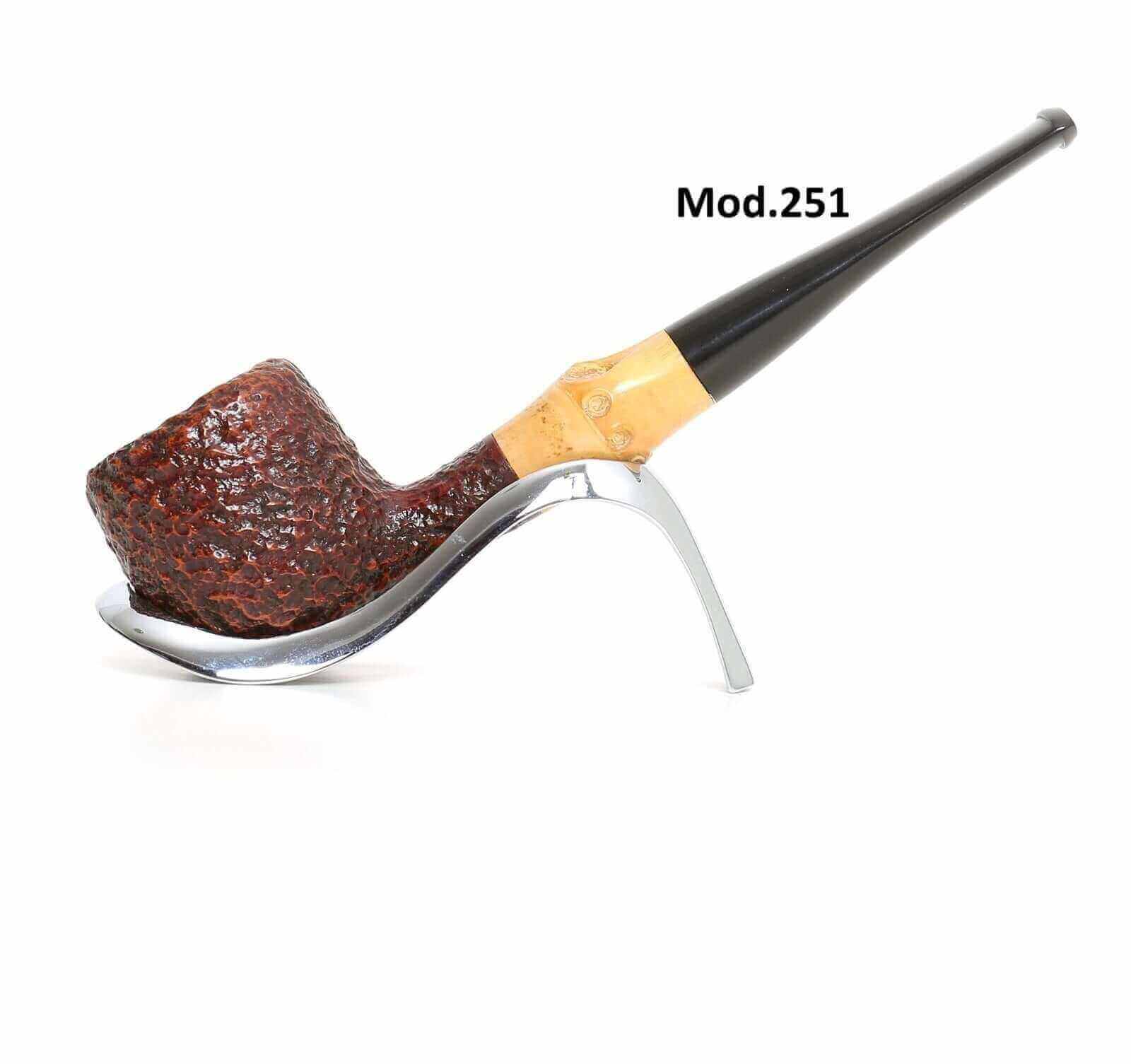 Pipa artigianale in bambù con bocchino ebanite - Mod. 252 su supporto metallico.