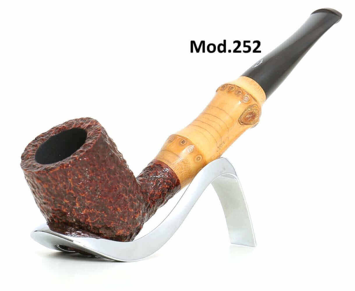 Pipa artigianale in bambù con bocchino ebanite Mod. 252, design elegante e tradizionale.