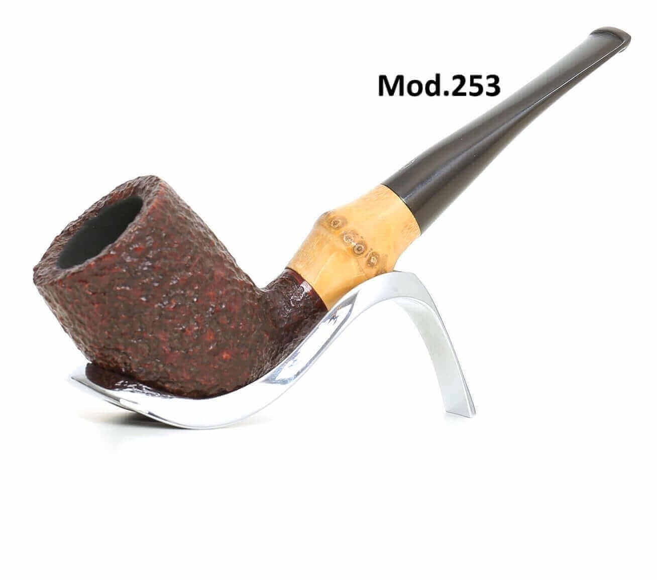 Pipa artigianale in bambù con bocchino ebanite Mod.253 su base metallica elegante.