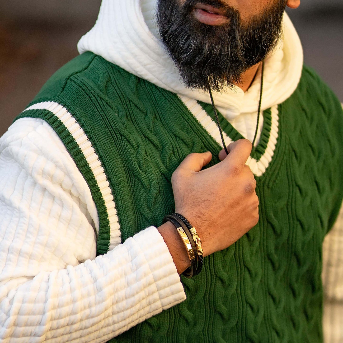 Bracciale argento 925 placcato oro 30M40Z01N40 con dettagli in oro e pelle intrecciata, elegante e moderno.