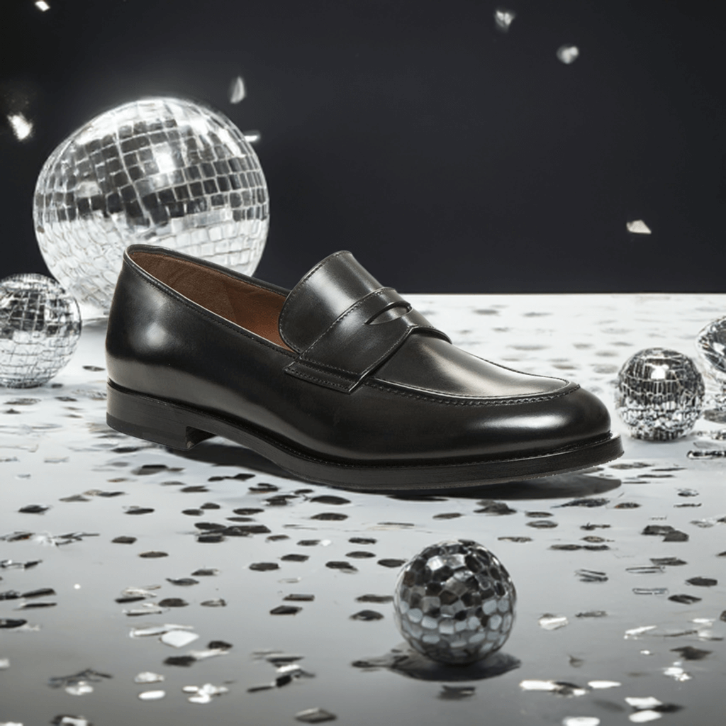 Mocassini neri eleganti in pelle 220S3C00R100 su sfondo festoso con dischi specchiati.